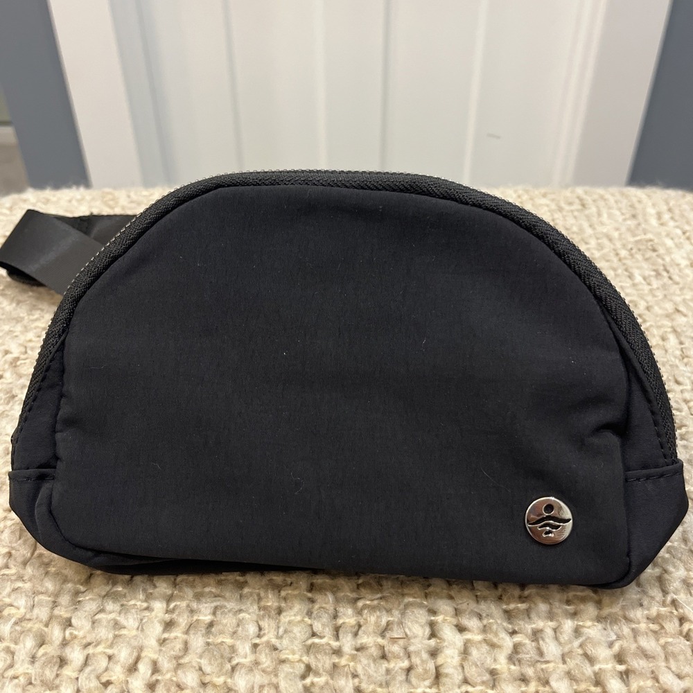 Halara Everyday Belt Bag Crossbody Bag Black Zip Closure Travel Purse